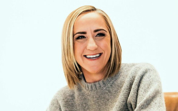 Ein Porträt von Christine Caine, einer christlichen Rednerin und Aktivistin, Gründerin von A21, einer Organisation, die sich gegen Menschenhandel engagiert.