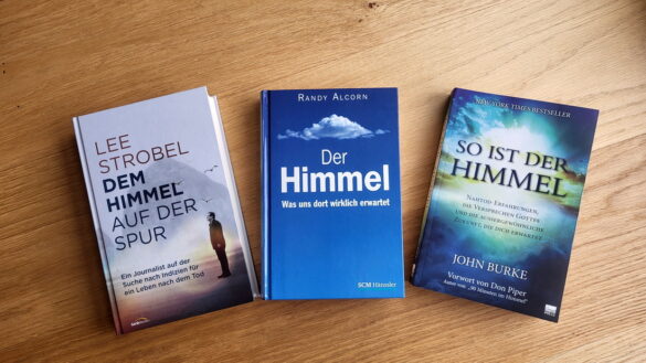 Drei Bücher zum Leben nach dem Tod. Das Bild zeigt die Buchcover: Dem Himmel auf der Spur von Lee Strobel, Der Himmel von Randy Alcorn und So ist der Himmel von John Burke.